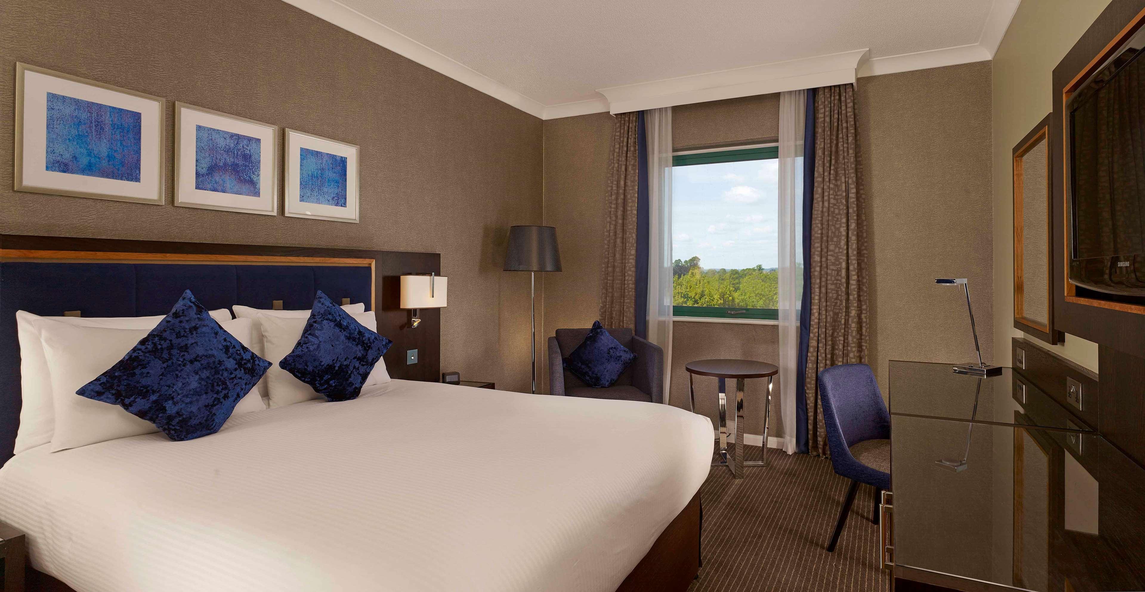 Doubletree By Hilton Woking Hotel Bagian luar foto