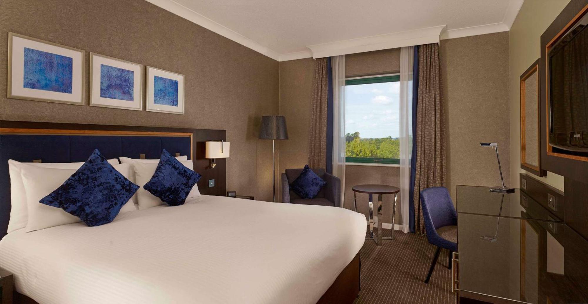 Doubletree By Hilton Woking Hotel Bagian luar foto