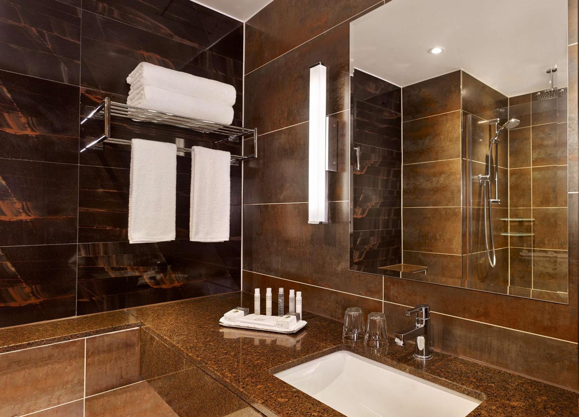 Doubletree By Hilton Woking Hotel Bagian luar foto