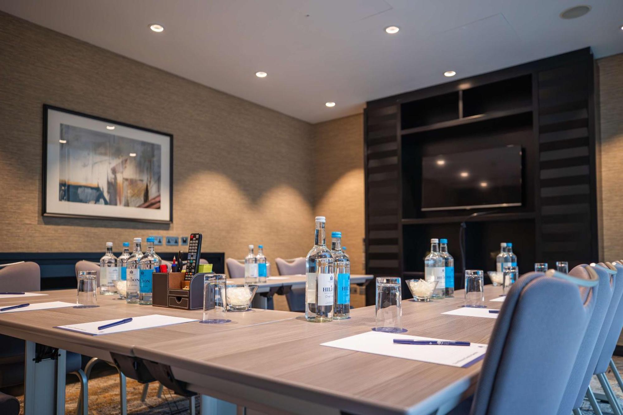 Doubletree By Hilton Woking Hotel Bagian luar foto