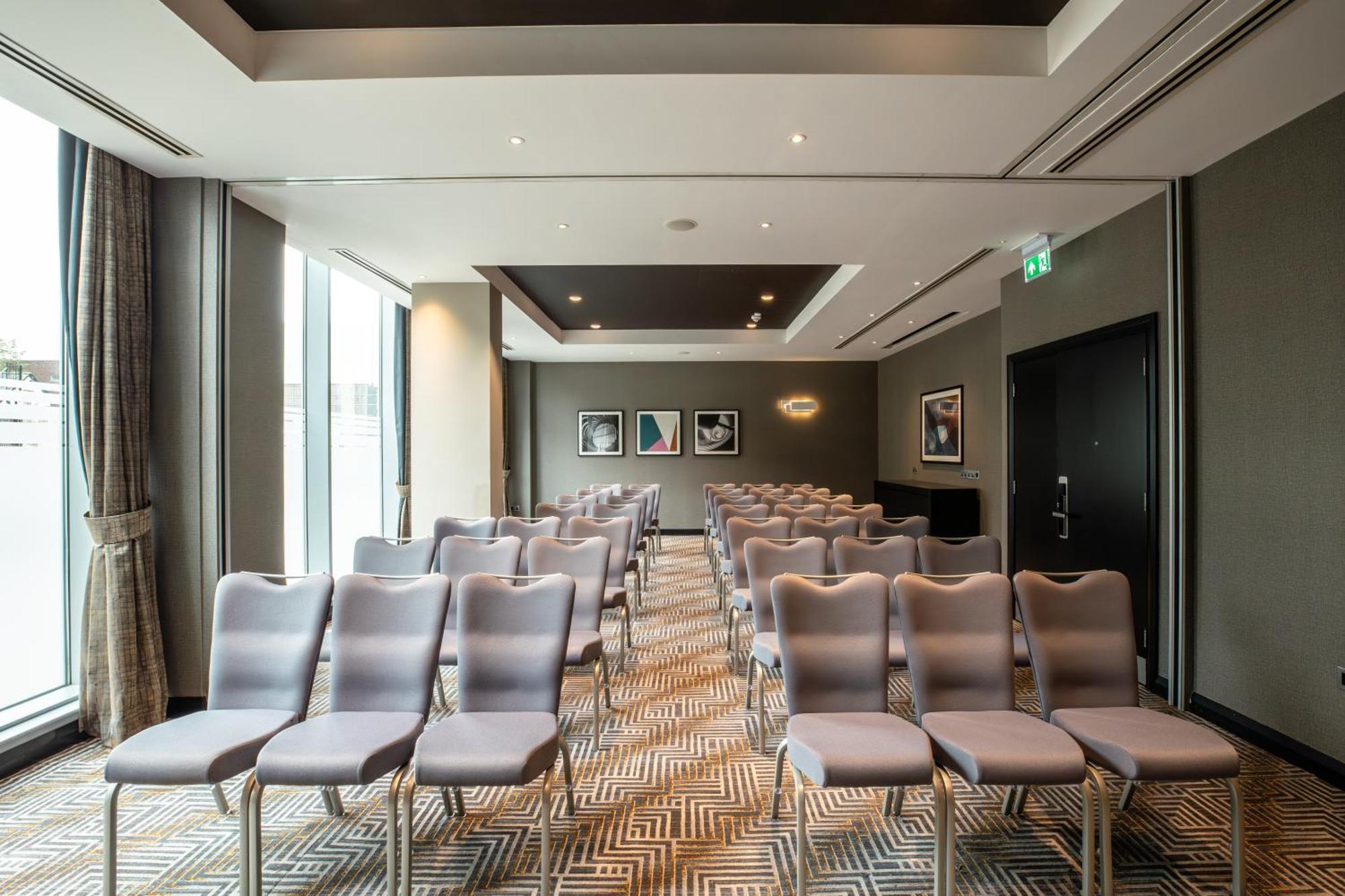Doubletree By Hilton Woking Hotel Bagian luar foto