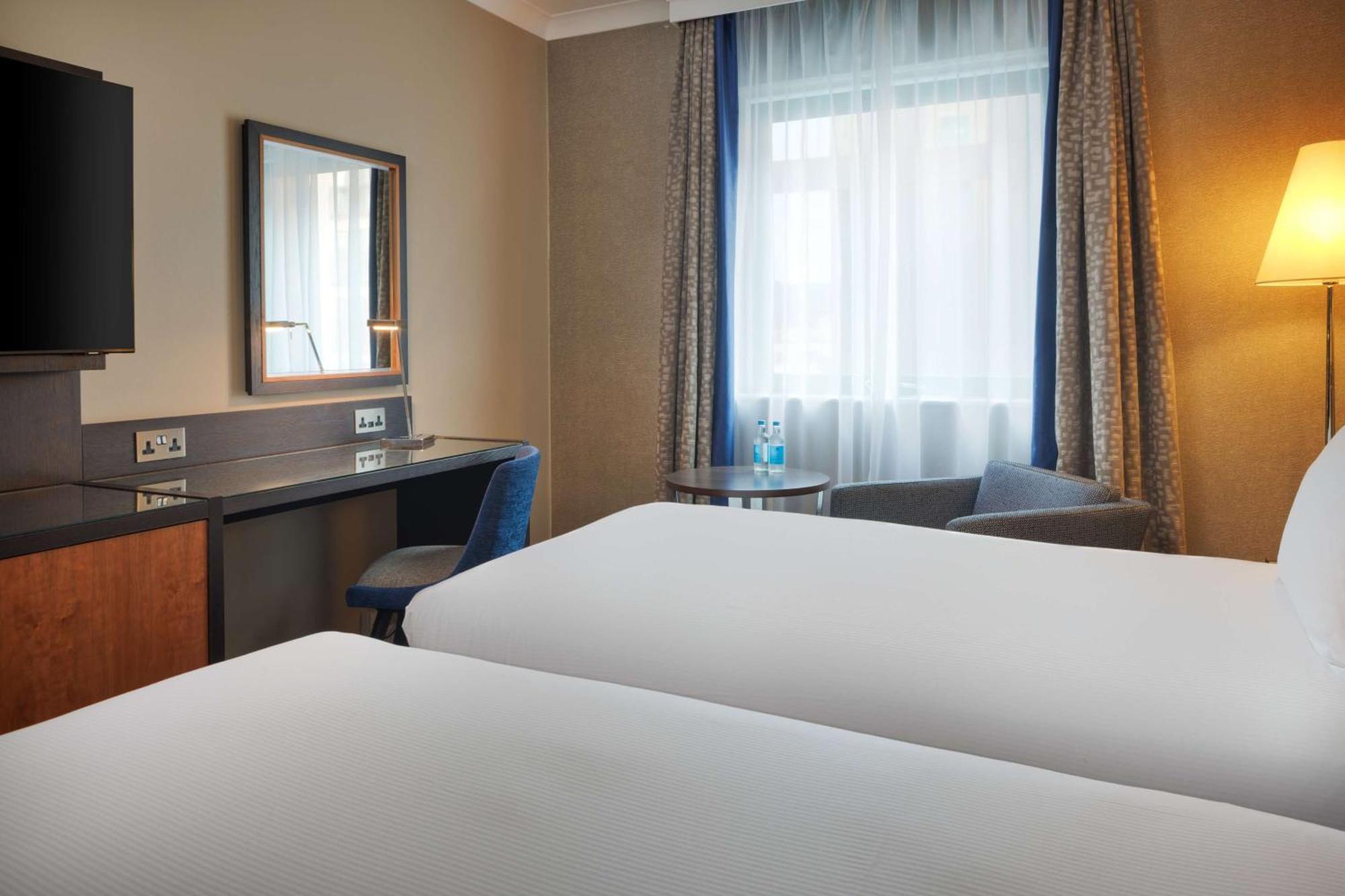 Doubletree By Hilton Woking Hotel Bagian luar foto