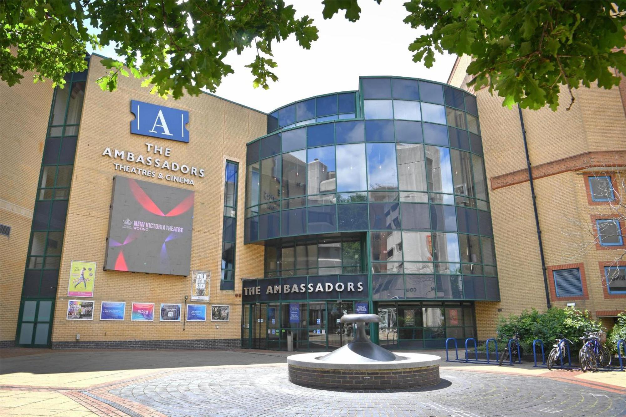 Doubletree By Hilton Woking Hotel Bagian luar foto