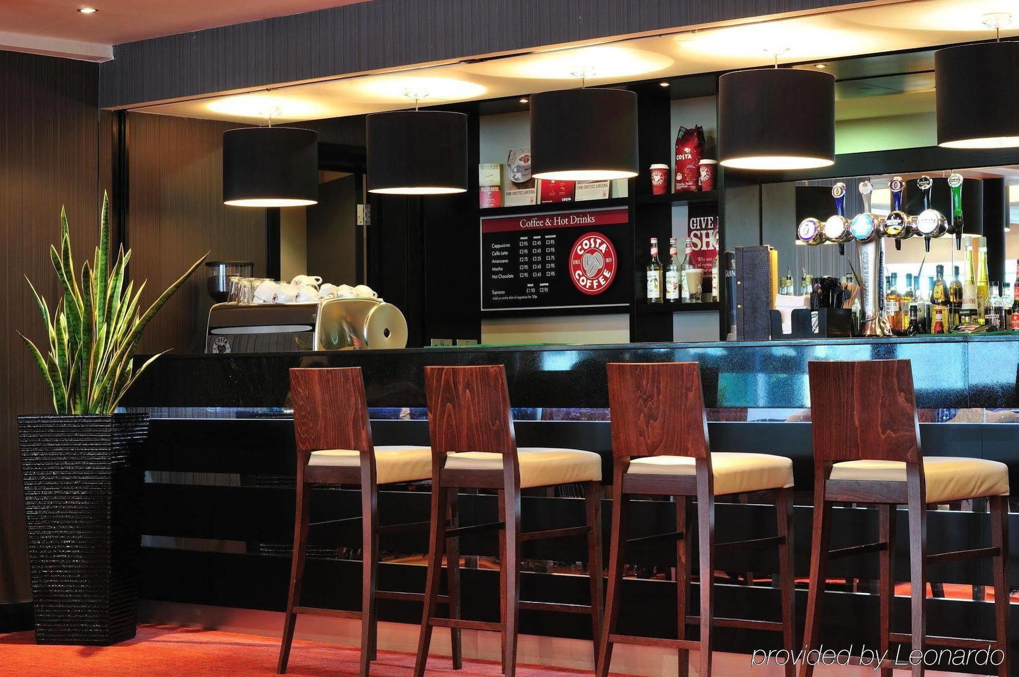 Doubletree By Hilton Woking Hotel Restoran foto